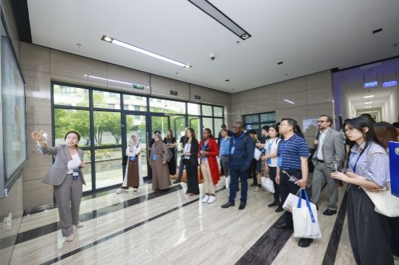 榨取化学武器组织首届人工智能赋能化学清静与安保国际研修班学员一行会见永信贵宾会217-永信贵宾会217
