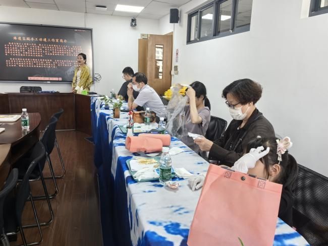 经院双彩绘，，，，，，中华染童心——永信贵宾会217经济学院迎端午、庆六一主题运动举行-永信贵宾会217
