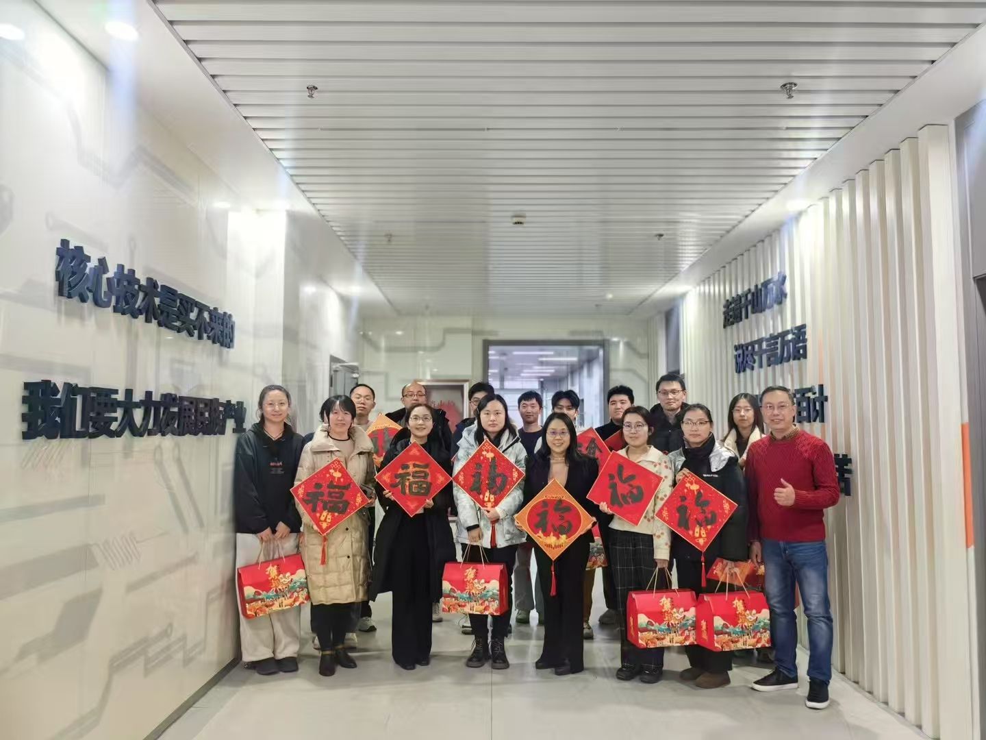 校向导探望慰问微电子学院寒假留校学生-永信贵宾会217
