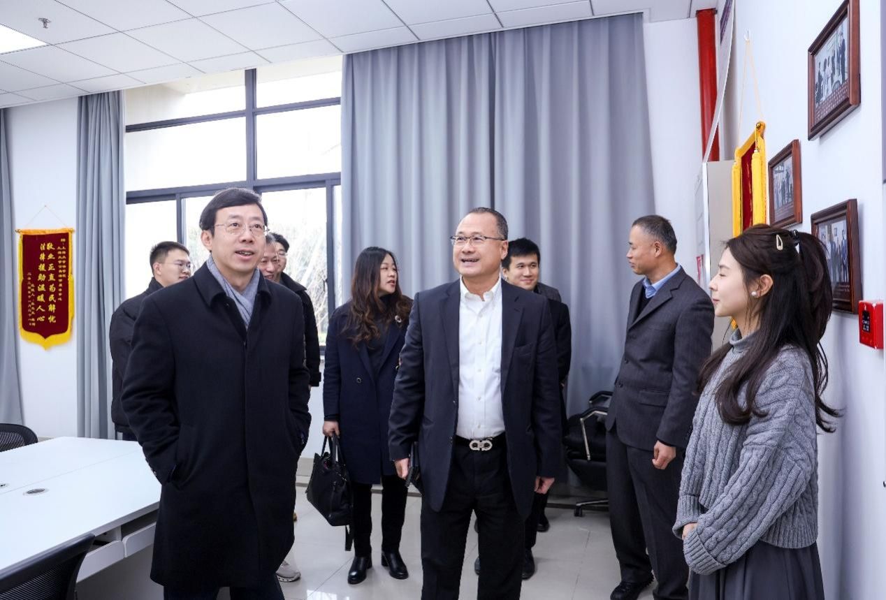 蔡冠深博士与法学院师生座谈交流运动顺遂举行-永信贵宾会217