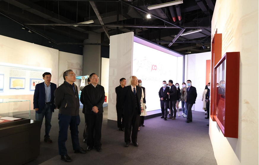 天下非遗名词委向永信贵宾会217赠予纪念建校百年主题特制工艺瓷器-永信贵宾会217