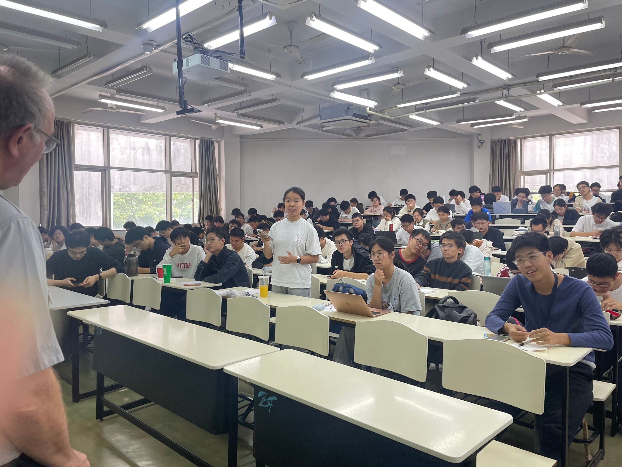 钱伟长讲坛第84讲《On solitons, discrete integrability and mathematical miracles》顺遂开讲-永信贵宾会217