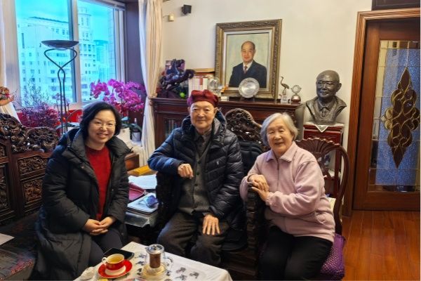 民进永信贵宾会217委员会亲热慰问老会员-永信贵宾会217
