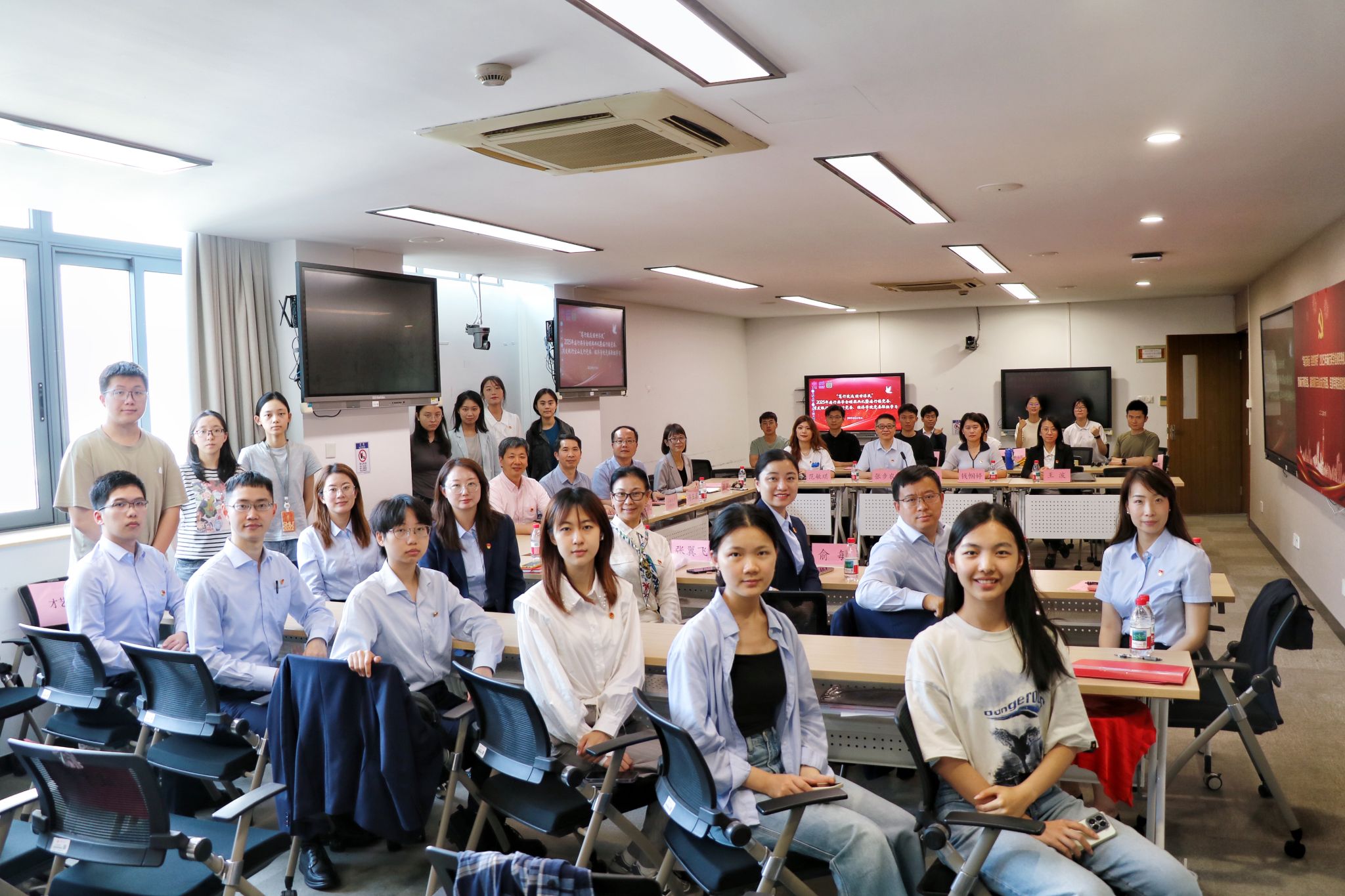 “笃行致远经世济民”2025年庙行奖学金颁奖仪式暨庙行镇党委、浦发银行宝山支行党委、经济学院党委联组学习顺遂举行-永信贵宾会217