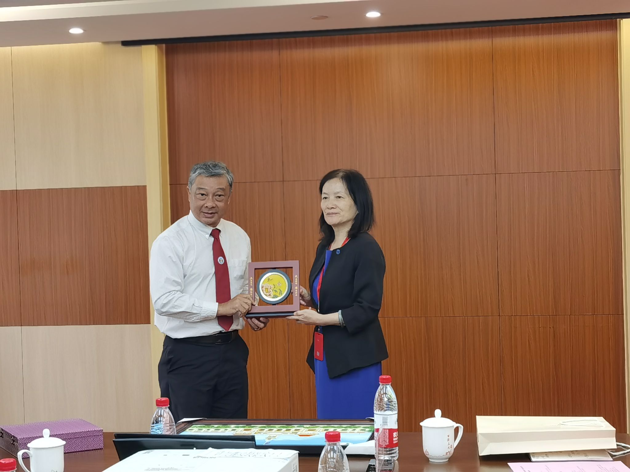 越南胡志明体育师范大学周永辉校长一行会见永信贵宾会217-永信贵宾会217