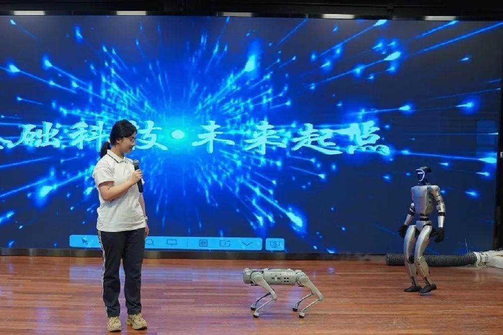永信贵宾会217盘算机学院助力上海市第一中学科技节，，，，，，共筑科创“梦工厂”-永信贵宾会217