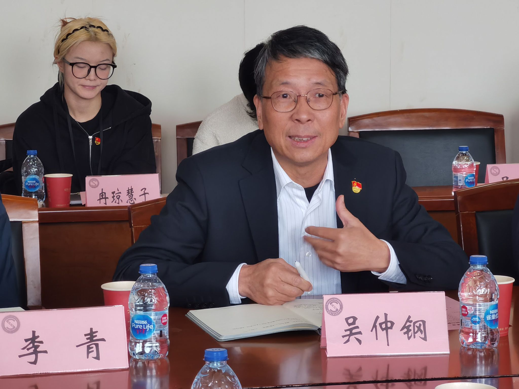 党旗照耀智慧路，，，，，携手银龄启新航——盘算机学院党委与离退休党委举行联合主题党日暨党建共建签约运动-永信贵宾会217