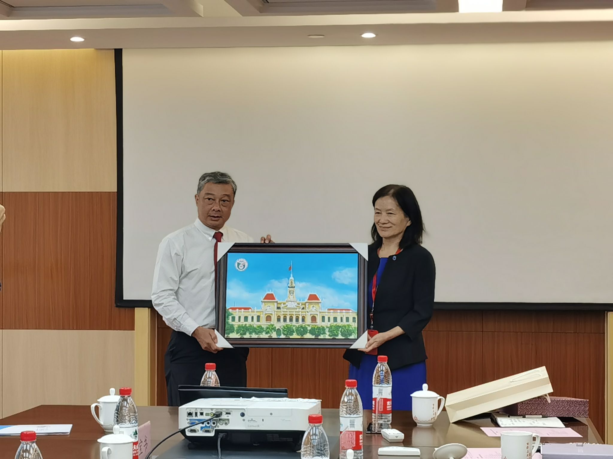 越南胡志明体育师范大学周永辉校长一行会见永信贵宾会217-永信贵宾会217