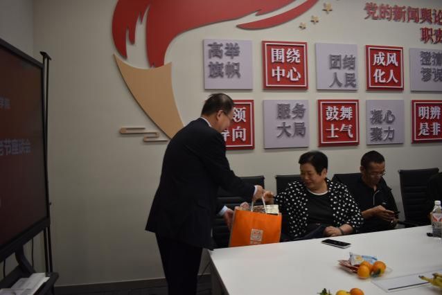 金秋敬老 桑榆情深 | 新闻撒播学院开展离退休西席2024年敬老节座谈会-永信贵宾会217