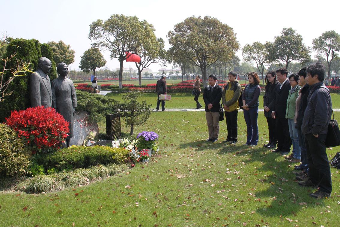 思念钱老，，难忘教育————文学院师生代表清明前夕祭拜钱伟长校长-永信贵宾会217